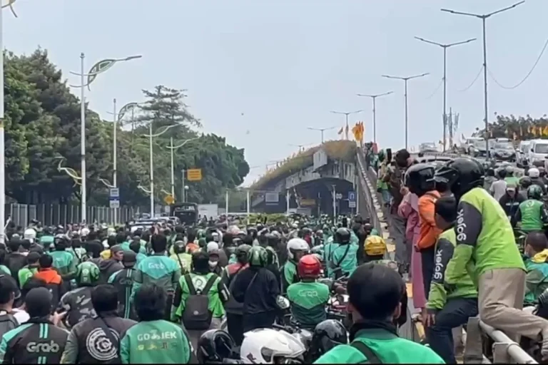 Hadiri Pemakaman Affan Kurniawan, Kapolda Metro Jaya Dikejar dan Diteriaki ‘Pembunuh’ oleh Driver Ojol