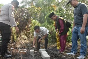 Husni Tamrin Lakukan Peletakan Batu Pertama Program Bedah Rumah