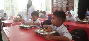 Menu Semur Daging Jadi Favorit, Ratusan Siswa SDN 013 Buluh Kasap Lahap Santap MBG