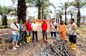 10 Hektar Lahan Terbakar, Lurah Tanjung Palas dan Tim Gabungan Berjibaku Padamkan Api