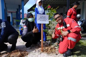Sumbang 1.000 Bibit Pohon, Kilang Pertamina Dumai Ikut Tanam Pohon di SMPN 20 Dumai Peringati Hari Pohon Sedunia
