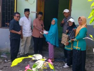 Jumat Berbagi Berkah, Perangkat Kelurahan Tanjung Palas Kembali Kunjungi Kediaman Warga