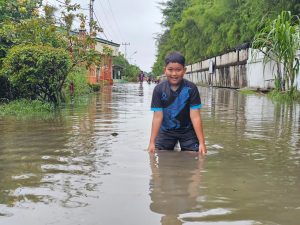 Hujan Deras dan Pasang Rob Dumai Dikelilingi Banjir, Anak-anak Gembira
