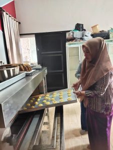 Dukung Kemandirian Ekonomi Warga, PT ESM Latih UMKM Buat Aneka Kue
