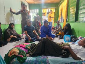 Korban Lakalantas Suami Meninggal Istri Diamputasi, Lurah Tanjung Palas dan Ketua LPMK Berkunjung ke Rumah Korban