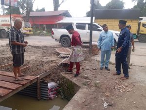 Terus Tergenang Air, Zukri Intruksikan Dinas PUPR Melakukan Pembersihan Saluran Air Di Jalan Lingkar