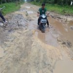 Asnol Kecewa Dengan Pemkab, Jalan Di Kecamatan Pelalawan Tidak Kunjung di Perbaiki, Zukri : Kita Akan Perbaiki Dengan Sistem Swakelola Nantinya IMG-20251208-WA0016