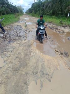 Asnol Kecewa Dengan Pemkab, Jalan Di Kecamatan Pelalawan Tidak Kunjung di Perbaiki, Zukri : Kita Akan Perbaiki Dengan Sistem Swakelola Nantinya