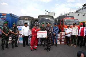Kilang Pertamina Dumai Salurkan Bantuan untuk Korban Banjir Sumatera Gunakan Kapal Perang TNI AL