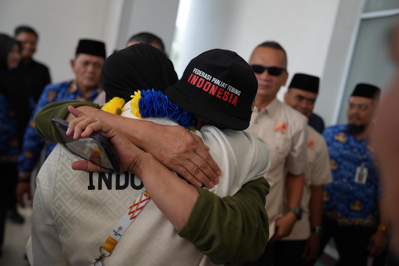 Tangis Haru Sambut Kedatangan Puja Lestari, Atlet Panjat Tebing Riau Peraih Emas SEA Games 2025