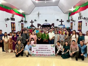 PT Ivo Mas Tunggal Berbagi Bingkisan Natal