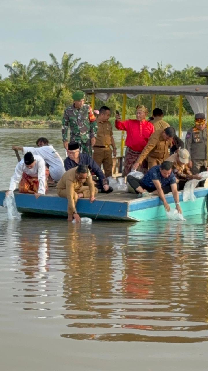 Bupati Pimpin Restocking 13 Ribu Bibit Patin, Zukri : Kita Jadikan Sungai Kerinci Sebagai Destinasi Wisata Mancing