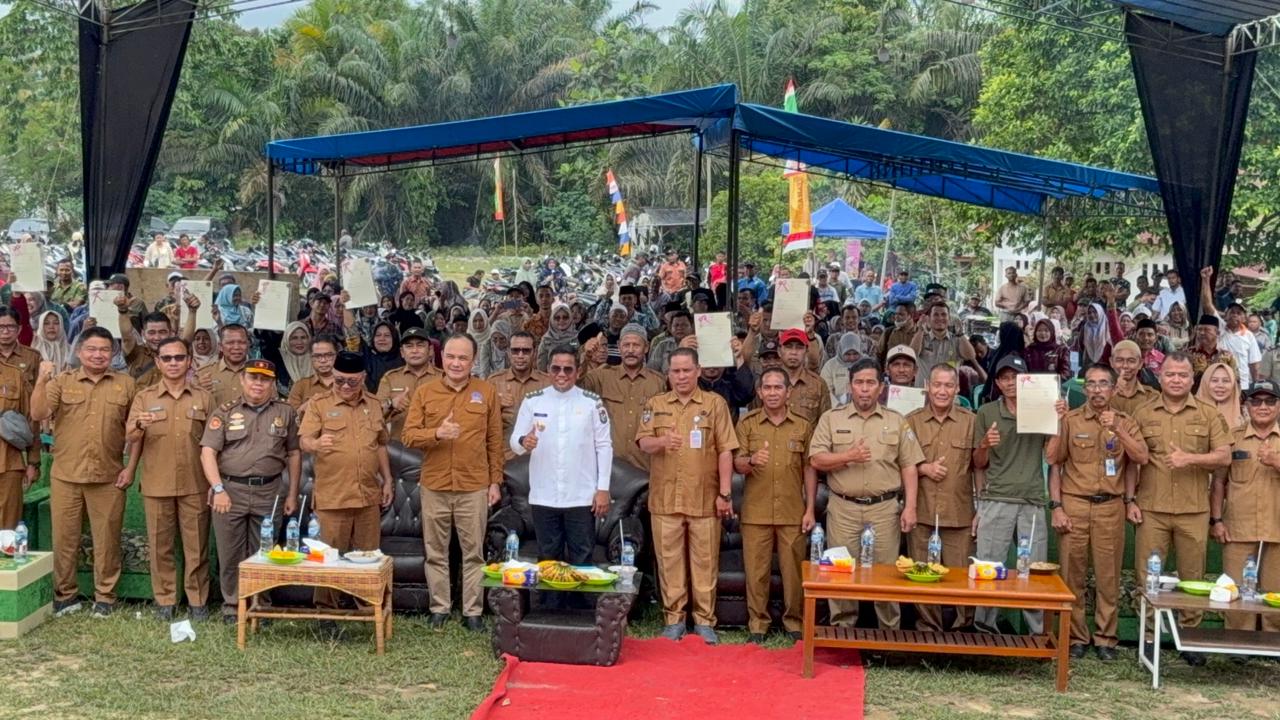 Penyerahan Sertifikat Redistribusi Tanah 2025, Bupati Pelalawan Imbau Warga Manfaatkan untuk Kesejahteraan