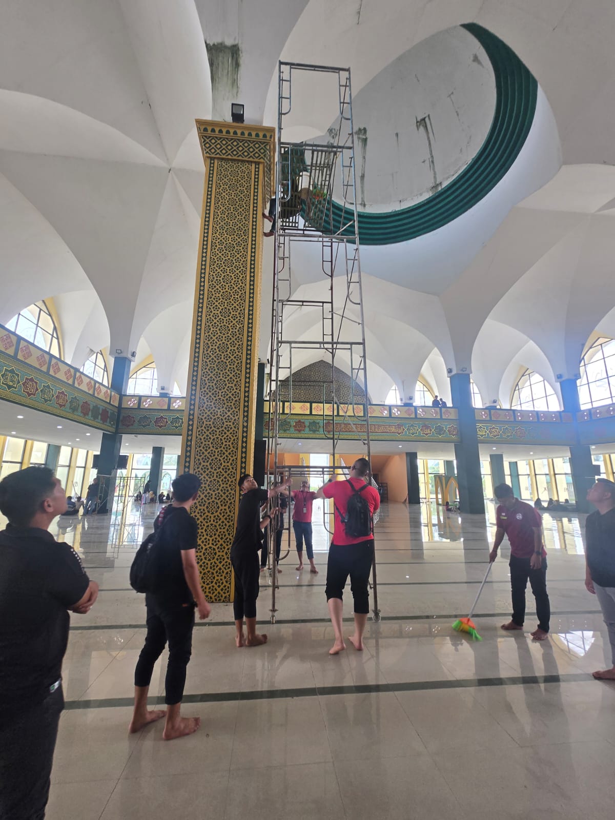 Husni Tamrin Bersama ASN Gotong Royong Di Masjid Ulul Azmi