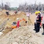 Kapolres Inhil AKBP Farouk Oktora SIK bersama Tim Labfor Polda Riau mengawal proses pemasangan pipa gas TGI pascaterbakar di Desa Batu Ampar, Kecamatan Kemuning, Kabupaten Inhil,