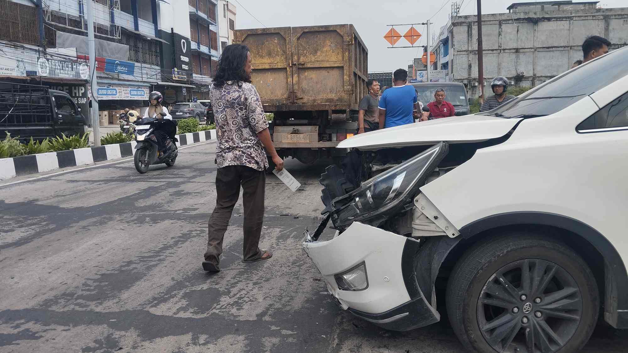 Nekat Melintas Berlawanan Arah,  Mobil Angkutan Sampah Tabrakan dengan Innova