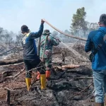 Tim gabungan memadamkan api dan melakukan pendinginan di beberapa titik lahan gambut perkebunan sawit masyarakat di Desa Sukoharjo Mesin, Rupat