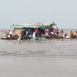 Dihantam Gelombang Laut Tinggi, Kapal KLM Prima Setia Terbelah Dua Warga Desa Sepahat mengumpulkan barang berupa bahan pokok yang tumpah dari kapal yang kandas dihantam gelombang