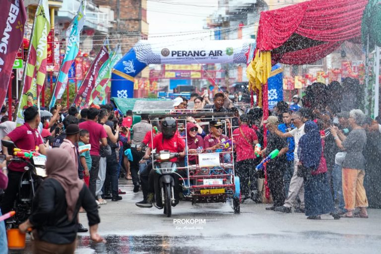 Bupati Meranti Buka Festival Perang Air Imlek 2026, Ribuan Wisatawan Padati Ruas Jalan