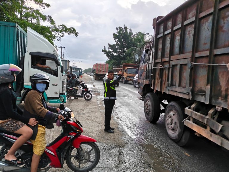 Antisipasi Kemacetan Dampak Penyesuaian Harga BBM, Sat Lantas Polres Pelalawan Turunkan Personil