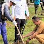 Siap Jadikan Pelalawan Sebagai Kota Aren, Bupati lakukan kick off penanaman bibit 371094-576×1024